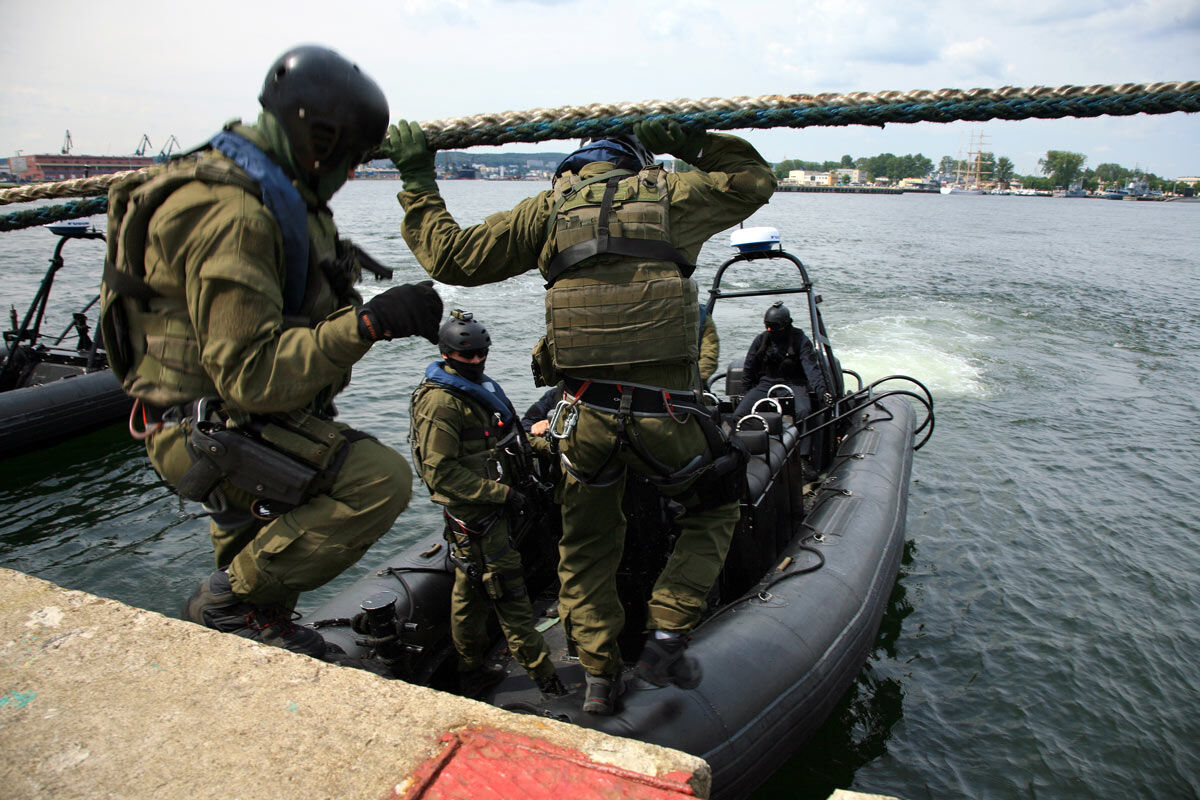 special-forces-getting-on-boat