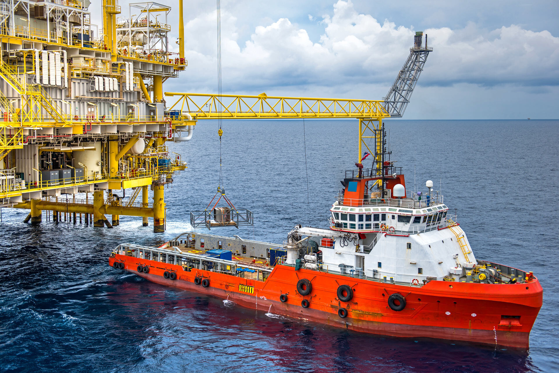 shipping-vessel-being-loaded-on-offshore-rig