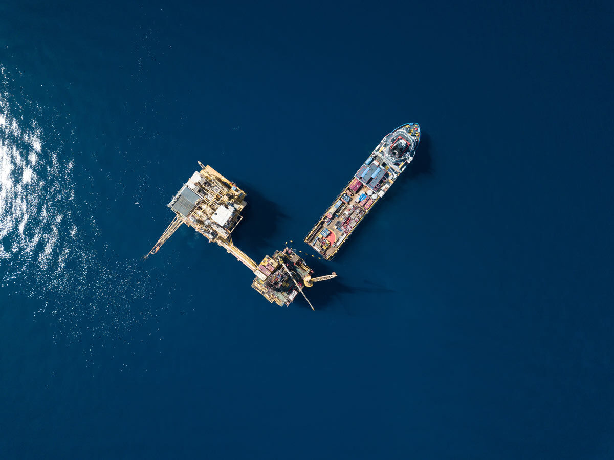 support-vessel-over-offshore-platform